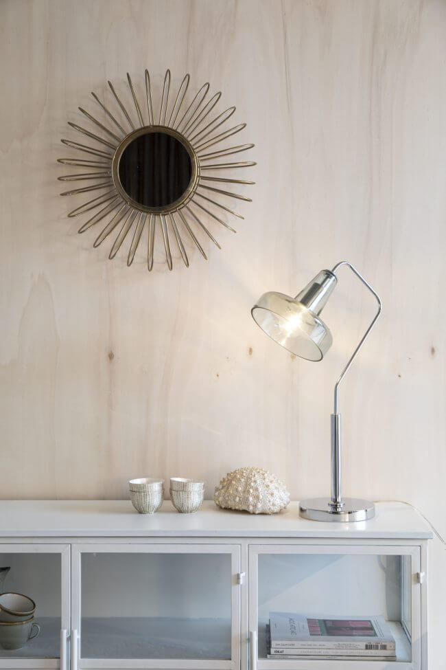 Lamp op een witte tafel